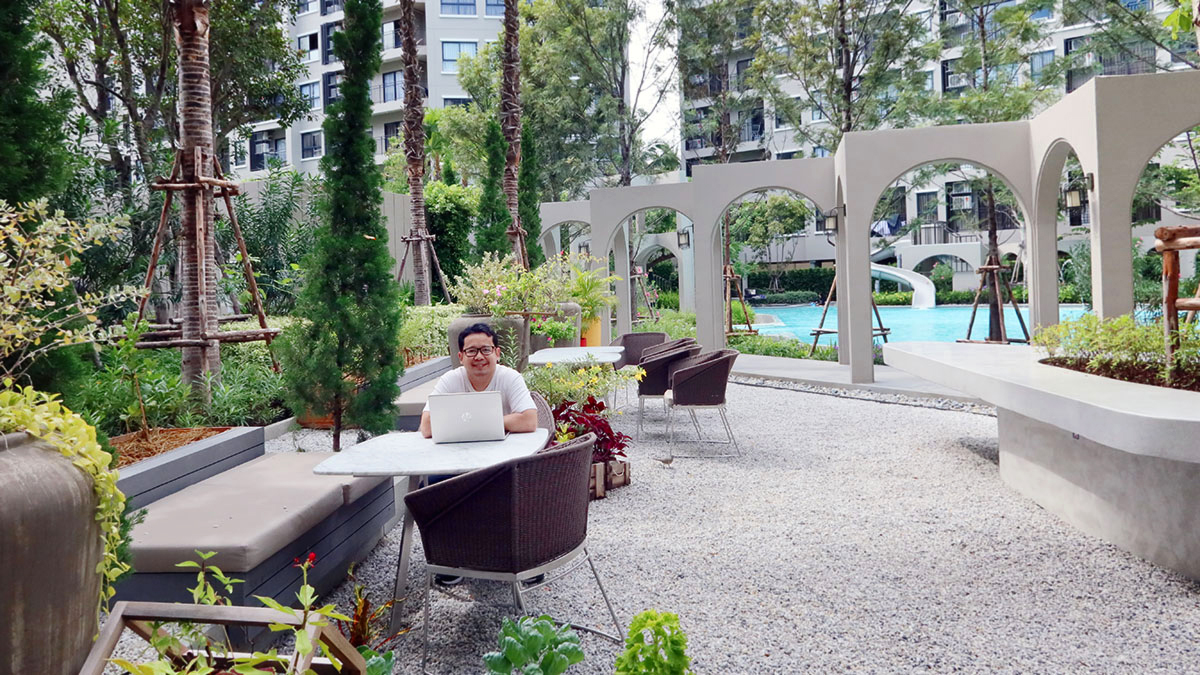 ภาพ SEO Freelancer นั่งทำงานที่ La Casita หัวหิน